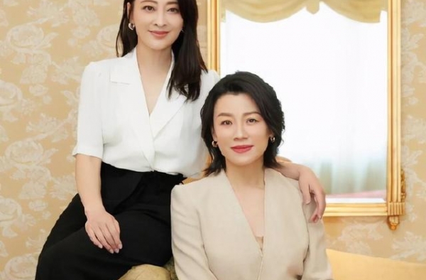 《父母爱情》安杰江德华姑嫂同框，梅婷刘琳戏里争执，戏外闺蜜