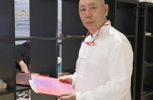 20多年前就身家上亿，会打碟还会做手账，李成儒可不是个老古董