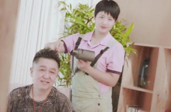 于谦夫妻罕公开露面！小10岁老婆逆龄生长，两人同框被指像父女