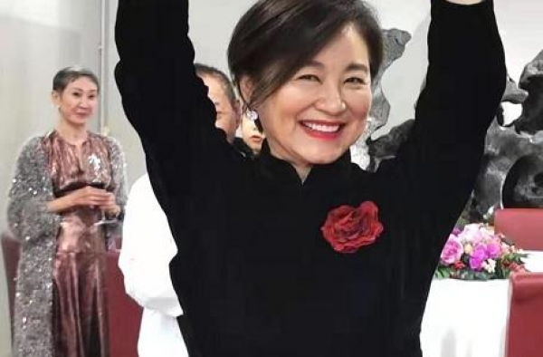 林青霞穿黑色旗袍庆生，红色高跟鞋尽显风情，65岁风韵犹存