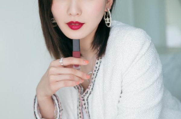 32岁刘诗诗美得出众，穿小香风外套大方得体，涂小红唇太迷人