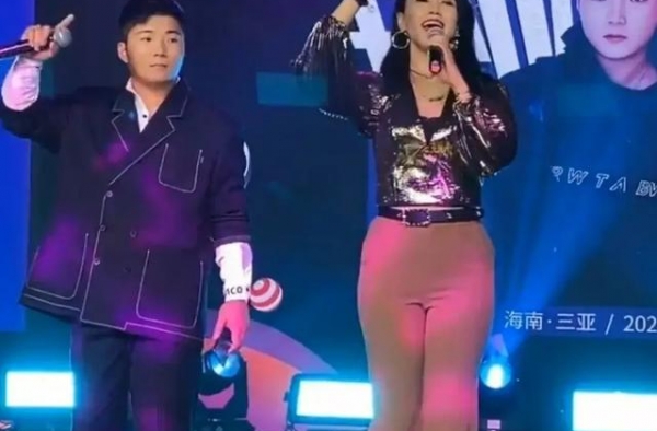 当网红多赚钱？42岁歌手王蓉签约网红公司，唱成名曲嗨翻全场