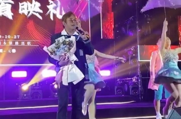 谭咏麟出席网红活动深情卖唱，却遭网友吐槽：过得太落魄