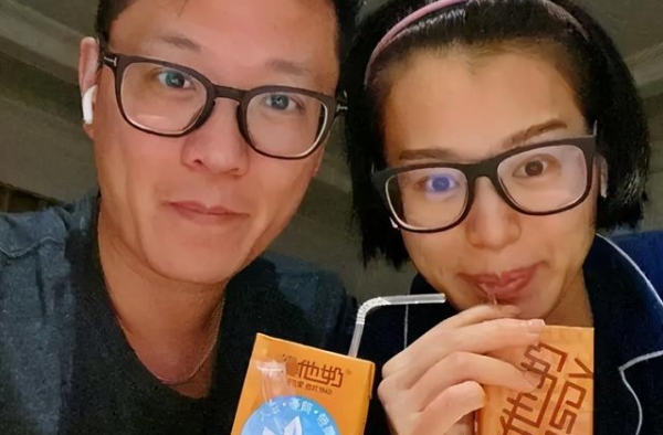 胡杏儿素颜与老公亮相，脸上细纹清晰可见，40岁太真实了