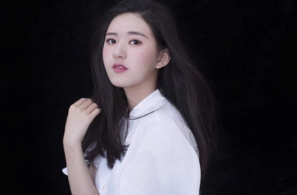 杨天真“切胃”后瘦20斤，侧颜被赞像赵露思，美出新高度