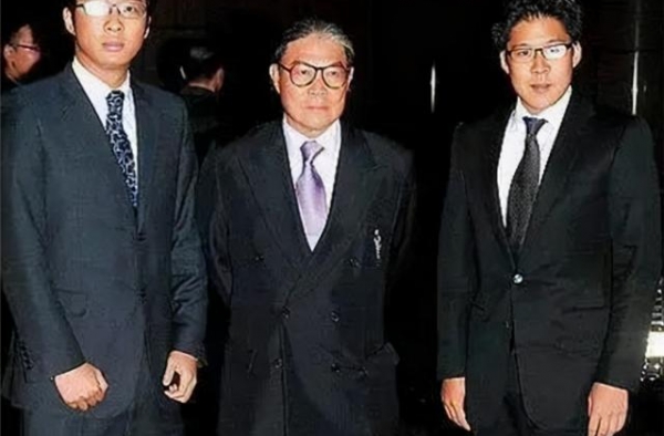 霍英东97岁原配吕燕妮出殡，比起赌王葬礼，一家人整整齐齐