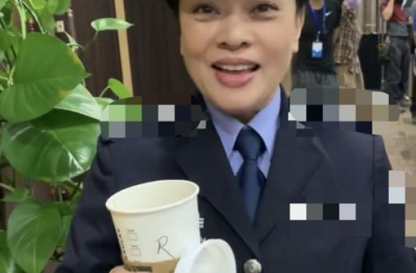 56岁史可近照罕曝光，洋老公疑身世显赫，两人相恋20年无绯闻