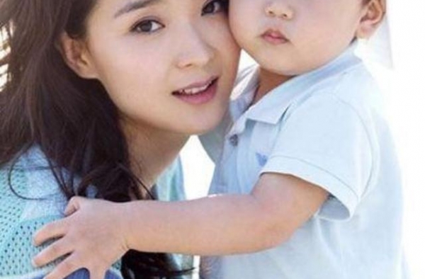 父亲是地产大亨、后妈是王艳，王烁是怎么把一手好牌给打烂的？