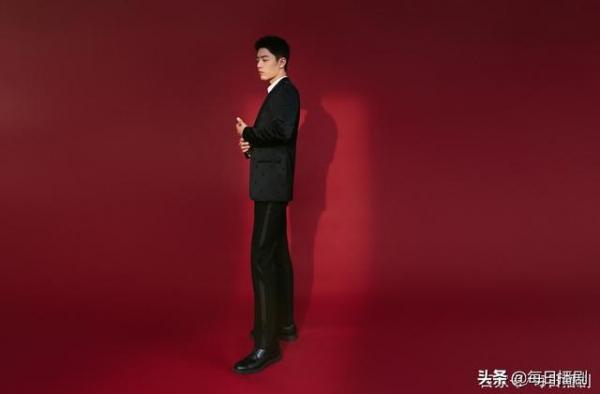 黑子又出新招，富二代少女求婚肖战，横店外大喊让肖战娶她
