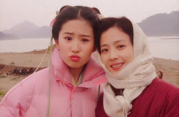 原以为刘亦菲妈妈够美了，看到杨紫妈妈后，才知道什么叫“靓”