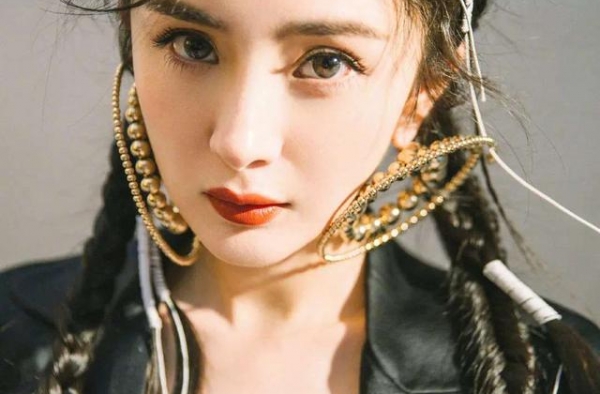 杨幂造型百变！穿低胸装秀身材耳环都快比脸大，同框陈伟霆超养眼