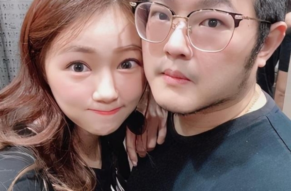 老公传讯“看你右边”丫头搭高铁转头 无奈：老公的幽默永远不懂
