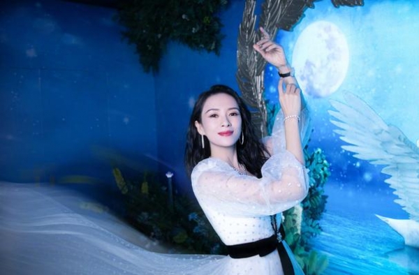 章子怡颜值回春！穿深V波点裙又仙又美，自曝曾收汪峰送无价之宝