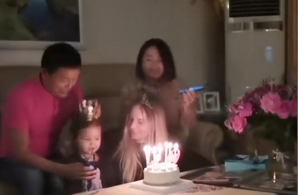 年过六旬腹肌仍旧明显，二婚娶外籍女子，娇妻比女儿还小六岁