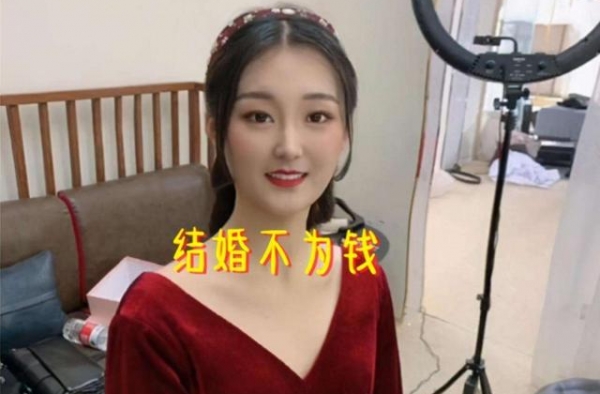 陈亚男穿七分袖皮草，拎着贵妇包穿成“土肥圆”，脚上鞋子更抢镜