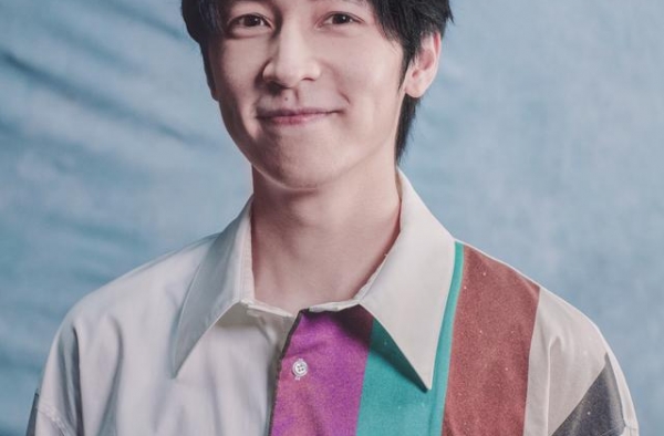 25岁才出道，在《演员2》两场都演砸了，仍获赵薇尔冬升的肯定