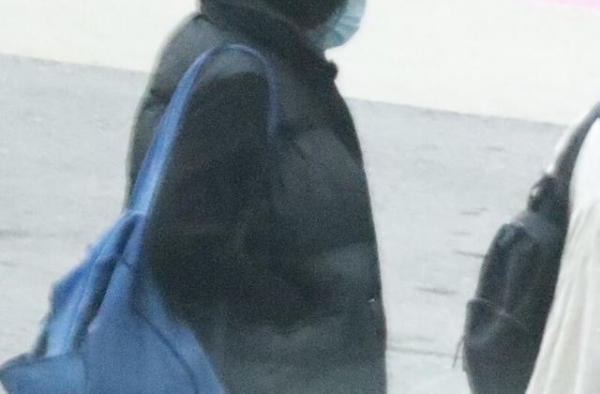 许久未见的王菲现身机场，一身低调穿搭似路人