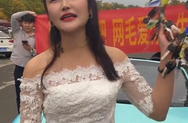 肖战被网红穿婚纱求婚，女方放话要当陈情令女一，还给投资5个亿