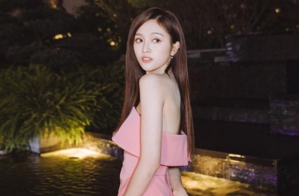 吴宣仪，身穿粉色抹胸短裙灵动点缀夜晚，彰显优雅少女气息