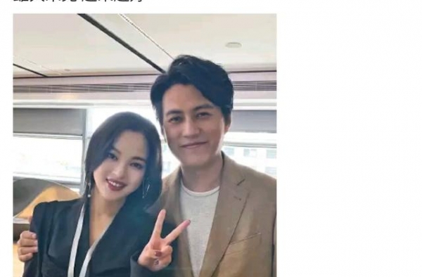 靳东被女子痴恋后罕晒照，亲密紧搂辛芷蕾！网友：不怕老婆吃醋？