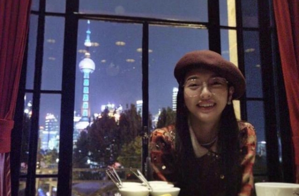 唐嫣罗晋庆祝结婚两周年，糖糖素颜甜笑幸福满溢