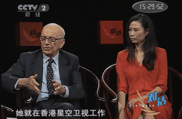 “社交女王”邓文迪亮相，黄色斗篷长裙配高马尾，浓艳妆容不敢认