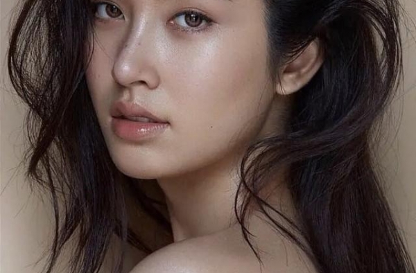 亚洲第一变性艺人，和女明星杨颖同框赢的没悬念，清纯脸是直男杀