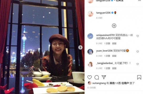 唐嫣庆结婚两周年，罗晋视角下一脸甜笑，桌上铺满玫瑰花瓣好浪漫