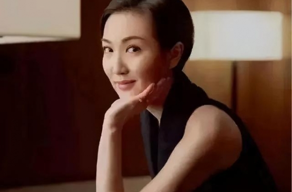 郭晶晶35岁小姑子近照，斯文清纯身形高挑，自己创业身家上亿