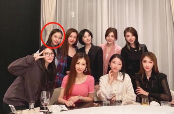 做名媛也是事业：时尚圈罕见，表妹小姑是左膀右臂女儿更是新王炸