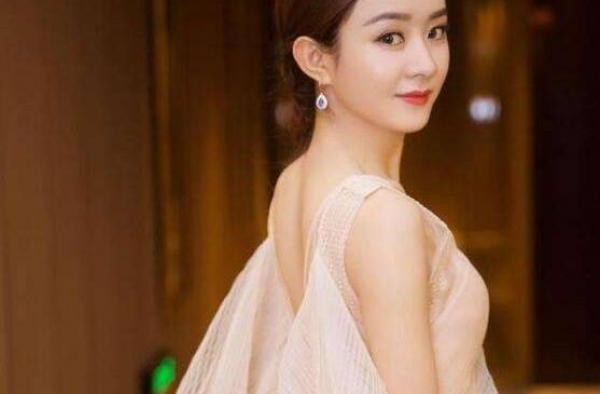美人在骨不在皮！赵丽颖又曝村妇造型，衣着超土气质出众