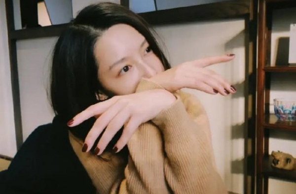 美女李沁晒出一组居家照片，悠闲自在，简直就像一个“大懒猫”