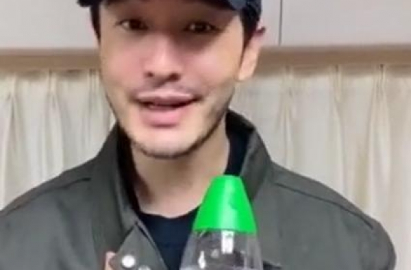 43岁黄晓明近照曝光，胡子拉碴沧桑显老，老婆baby却状态好