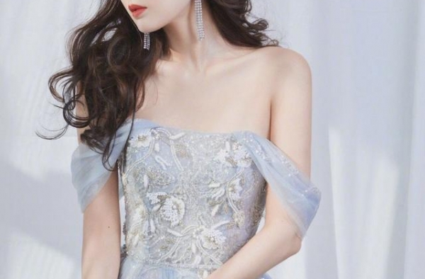 芒果晚会尴尬镜头：娜扎和张翰前后上台，男方牵手沈月唱情歌