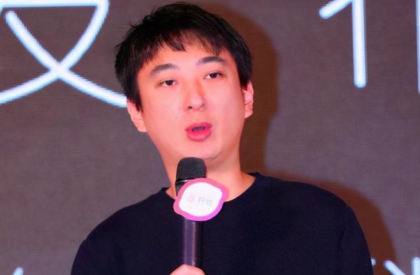 王思聪深夜为网红女友做炒饭，动作超娴熟，网友：这是真爱啊