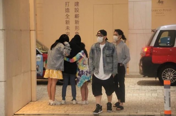 邱淑贞老公半年亏3亿，一家五口节俭聚餐，网友：复出就没事了