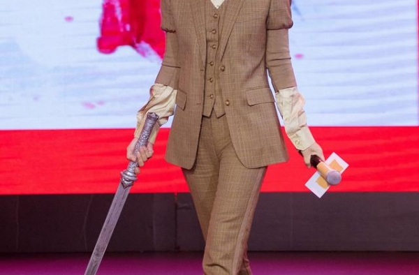 43岁赵薇变美了，羊腿袖西服温柔干练，脚上的“丝袜鞋”真抢镜