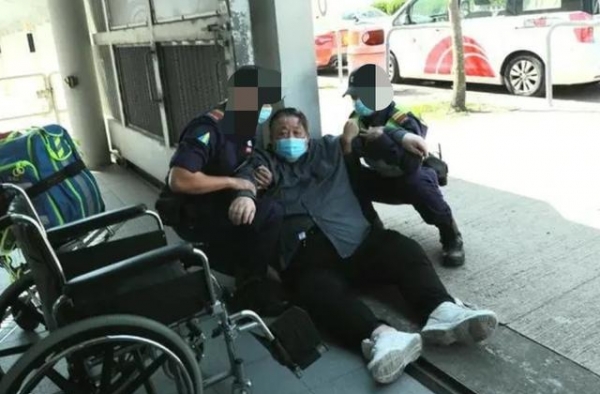 72岁秦煌意外跌倒，被众人抬到救护车，演＂老顽童＂曾醉酒坠海
