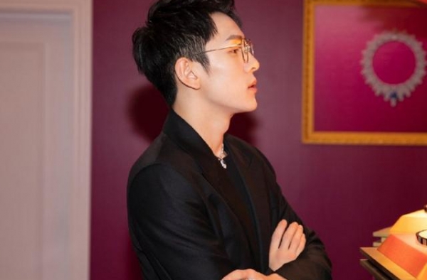 李佳琦打工追星两不误，在张韶涵上台演唱时，这画面太逗趣了