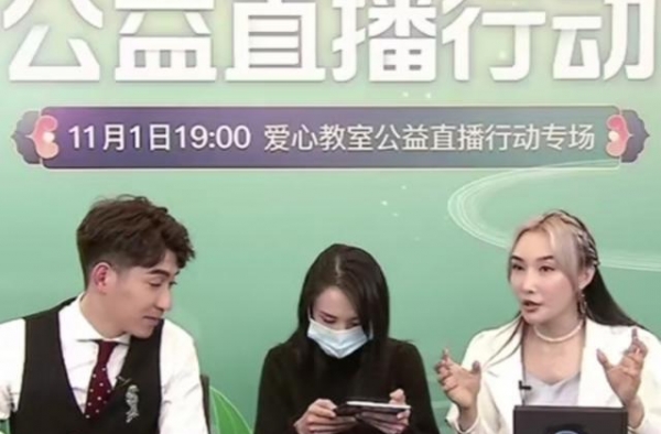 直播还迟到？郑爽素颜全程戴口罩引热议，直言压力太大生病了