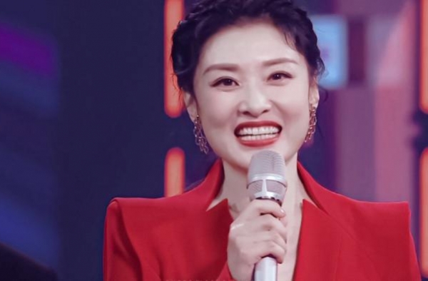 周涛主持瞬间进入状态，与杨澜秒变脸一样，网友：不愧是国家级的