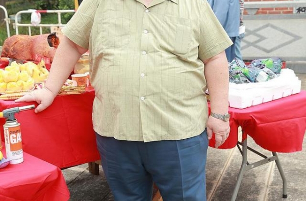 秦煌返TVB途中不慎摔倒，靠四人搀扶起身，与子女疏离暂未通知