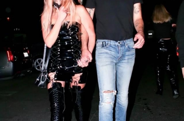 Ashley Benson和男朋友现身洛杉矶的街头