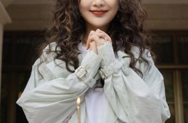 王鸥成功追星赵薇，偶像为其庆生真幸福，两美女相拥甜笑好养眼