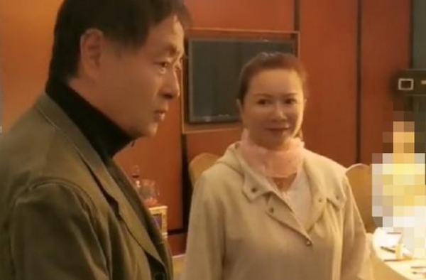 67岁濮存昕罕露面不见老，与蔡明聚会热聊，黄渤认真旁听显敬重