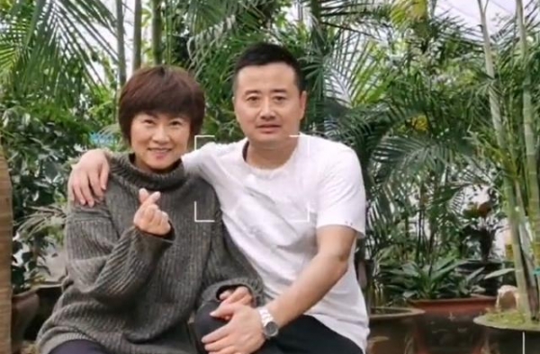 赵海燕结婚24周年晒全家福！和老公同框像两代人，戏里竟是婶侄