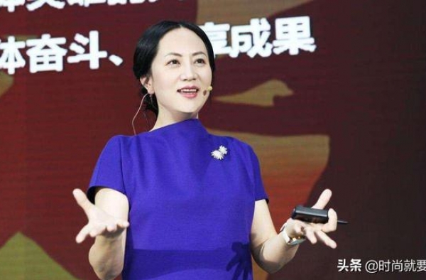 孟晚舟现身底气十足，身材发福穿衣时髦，披散头发有魅力
