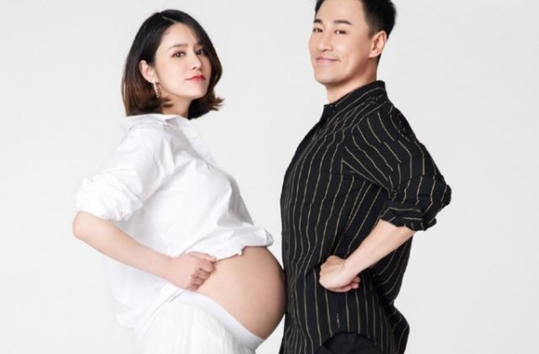 张馨月产后首晒一家三口遛弯照，林峯推粉丝婴儿车尽展硬汉柔情