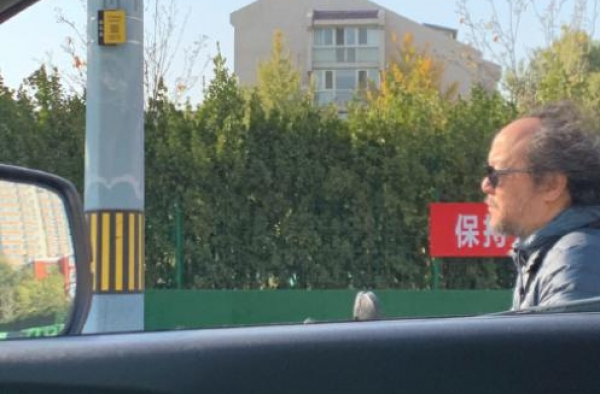王菲前夫窦唯近照曝光！同一件衣服穿多次，骑电动车出行超接地气