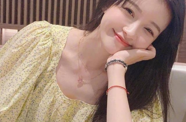 辣妈孙怡不愧拥有超模身材，穿黑外套撞衫95后吴宣仪，难分高下